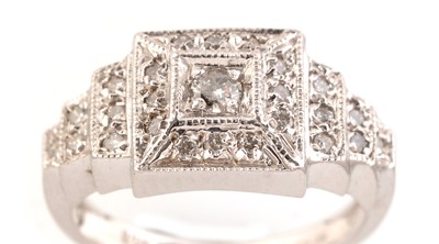 Lot 93 - Diamond dress ring