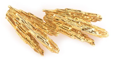 Lot 187 - An 18ct gold bark pattern brooch
