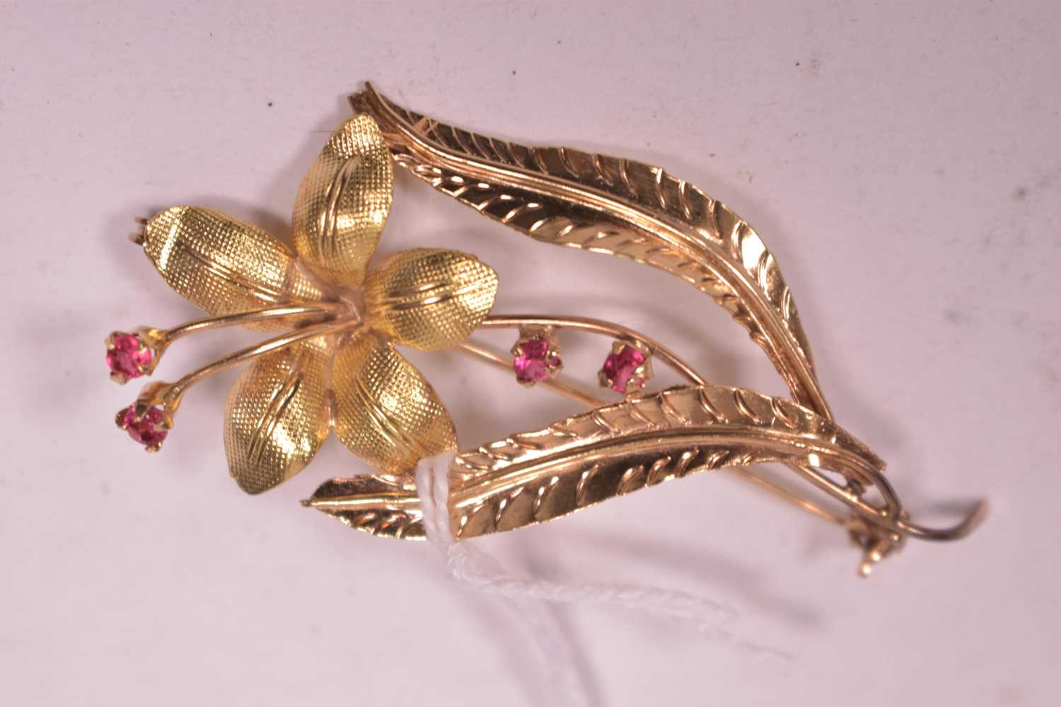 Lot 8 - 18ct gold flower pattern brooch