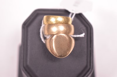 Lot 39 - Two 9ct gold rings and an 18ct gold ring