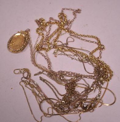 Lot 42 - Gold chain necklaces and pendants