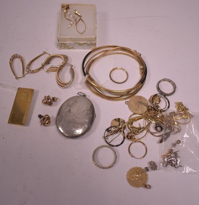 Lot 43 - Gold and yellow metal jewellery