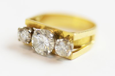 Lot 30 - Three stone diamond ring