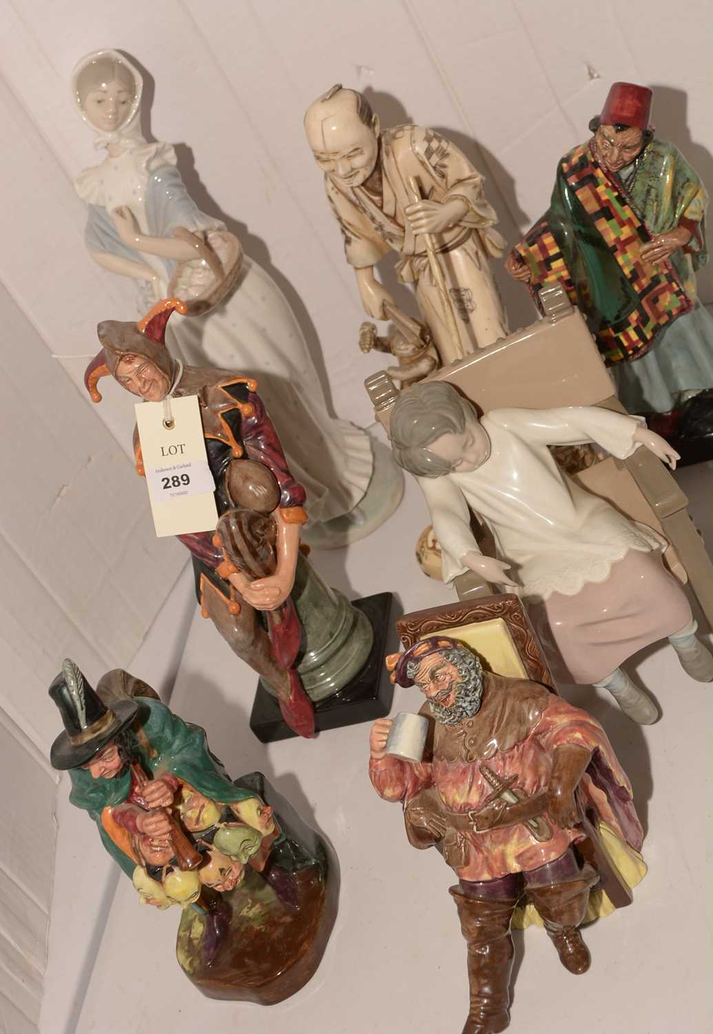Lot 289 - Mixed figurines including Lladro and Royal Doulton