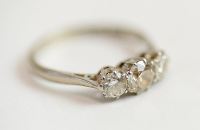 Lot 26 - Three stone diamond ring