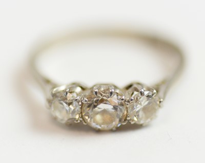 Lot 26 - Three stone diamond ring