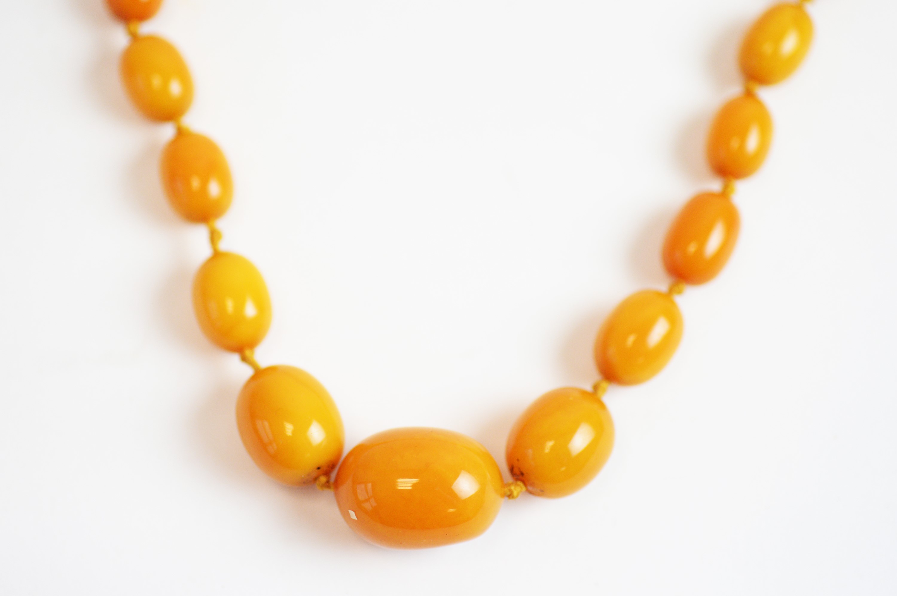 Lot 28 - Butterscotch amber bead necklace