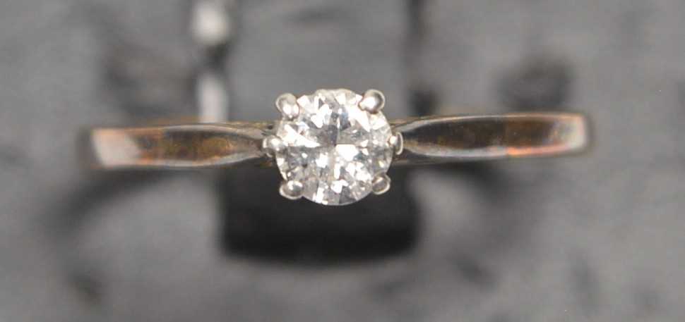 Lot 22 - Single stone diamond ring