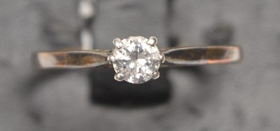 Lot 22 - Single stone diamond ring