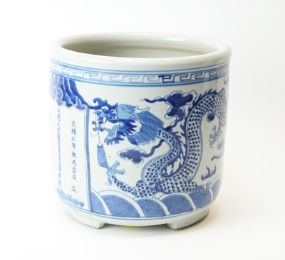 Lot 569 - Chinese blue and white jardiniere