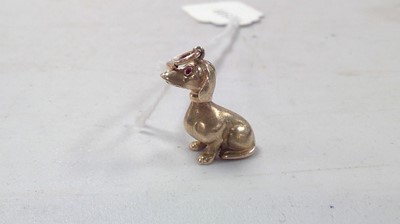 Lot 23 - 9ct gold dog pendant