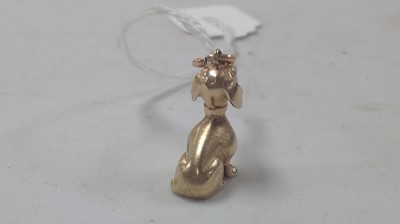 Lot 23 - 9ct gold dog pendant