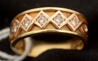 Lot 25 - Five stone diamond ring