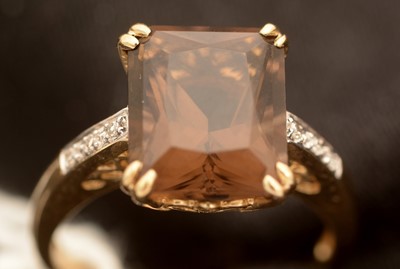 Lot 26 - A quartz and diamond ring