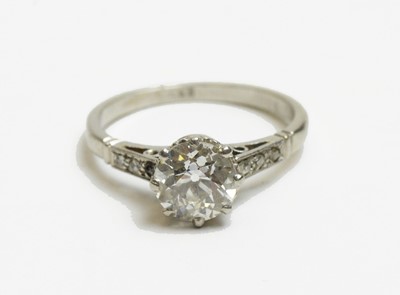Lot 33 - A single stone diamond ring