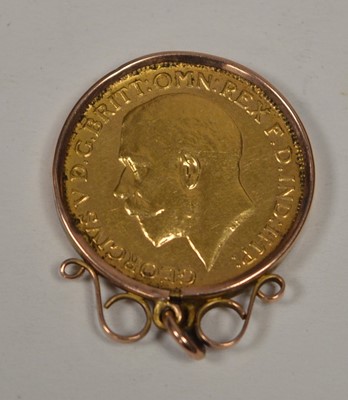 Lot 34 - George V gold sovereign in pendant mount