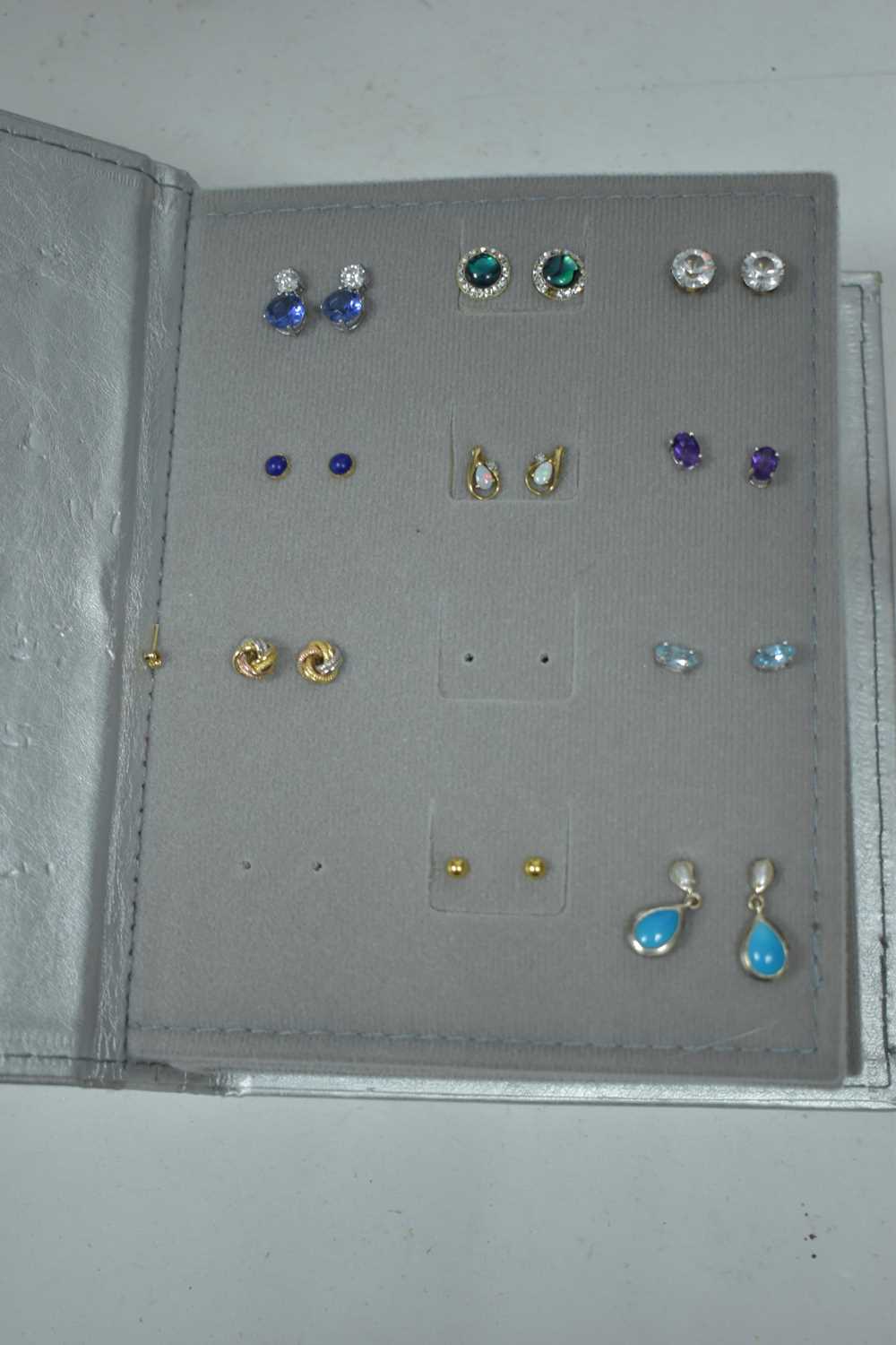 Lot 94 - A selection of earrings