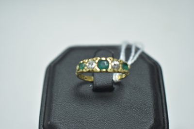 Lot 41 - An emerald and diamond ring
