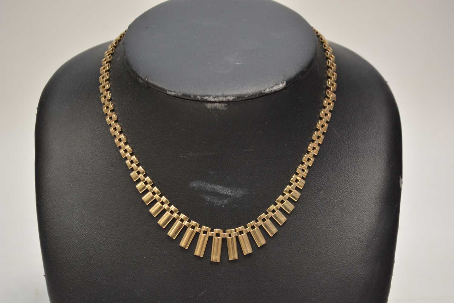 Lot 96 - A 9ct gold fringe necklace