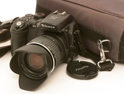 Lot 903 - Fujifilm S9500 digital camera and lens.