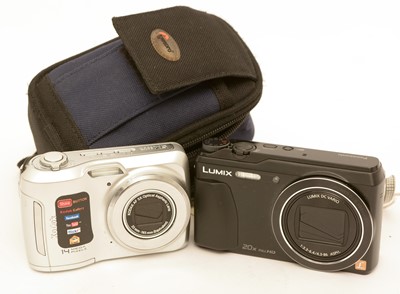 Lot 905 - Two digital cameras.