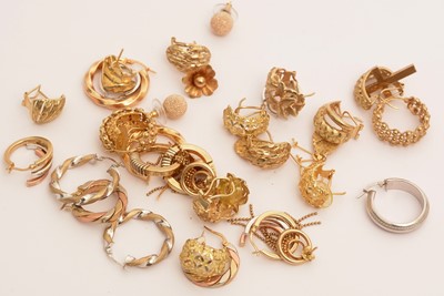 Lot 118 - Gold earrings