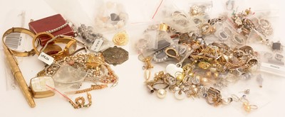 Lot 127 - A large quantity of costume and other jewellery