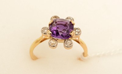 Lot 162 - An amethyst and diamond ring