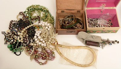 Lot 198 - A large quantity of costume jewellery