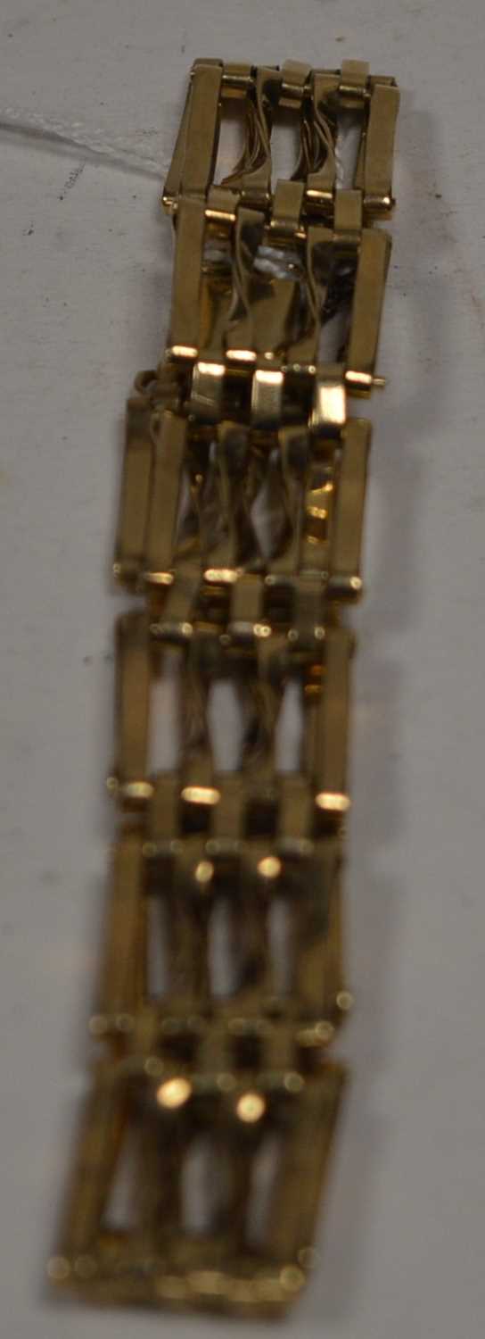 Lot 44 - 9ct gold gate link bracelet