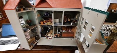 Lot 617 - 20th Century dolls house