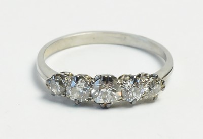 Lot 34 - Five stone diamond ring