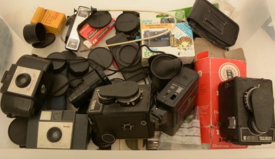 Lot 942 - Cameras and sundries.
