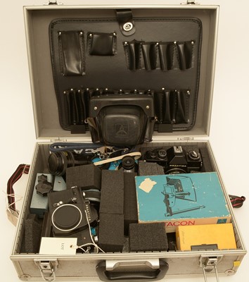 Lot 927 - Praktica cameras and accessories.