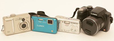 Lot 917 - Four digital cameras.