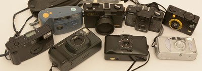 Lot 918 - Eight compact cameras.