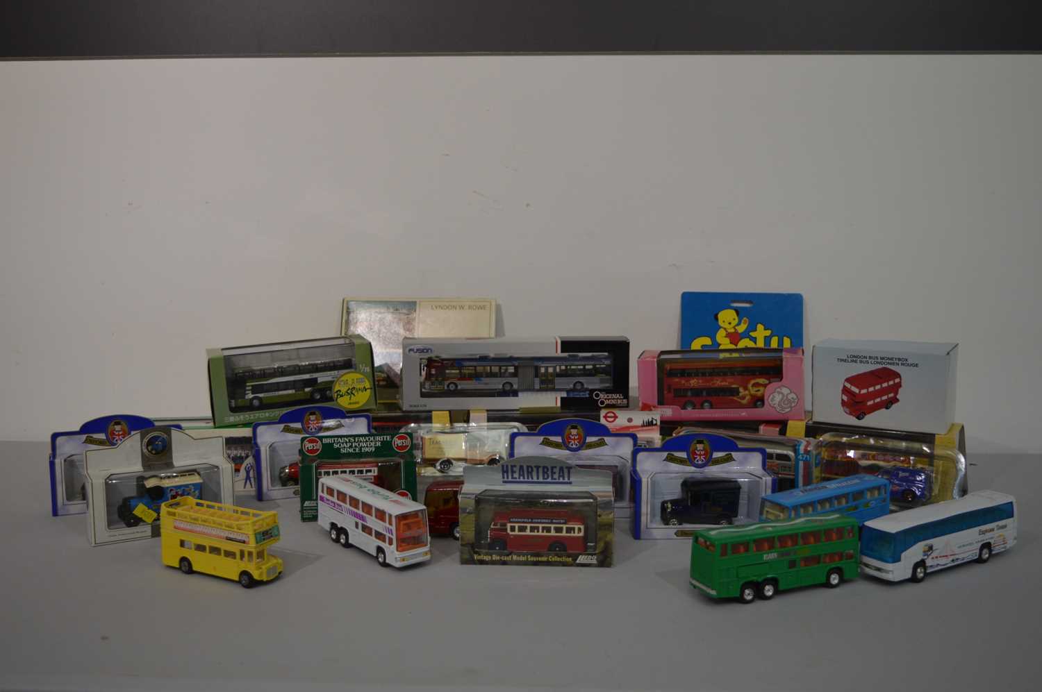 Lot 1122 - Twenty seven diecast model vehicles various, boxed and unboxed, etc