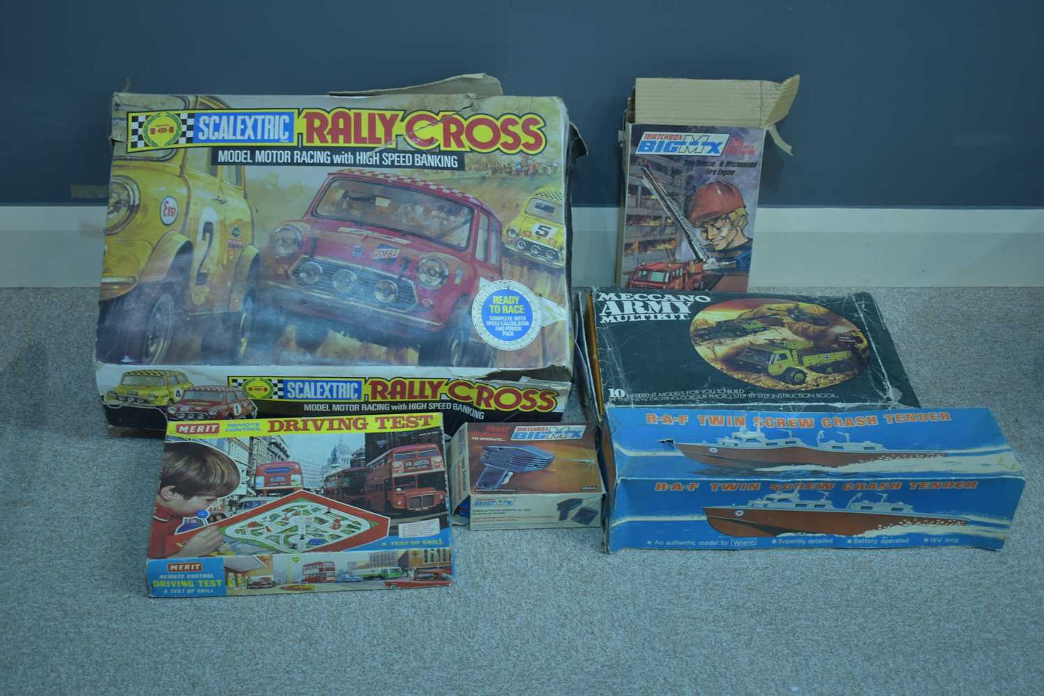 Lot 1117 - Assorted games, models, and constructor kits, 1960's/1970's