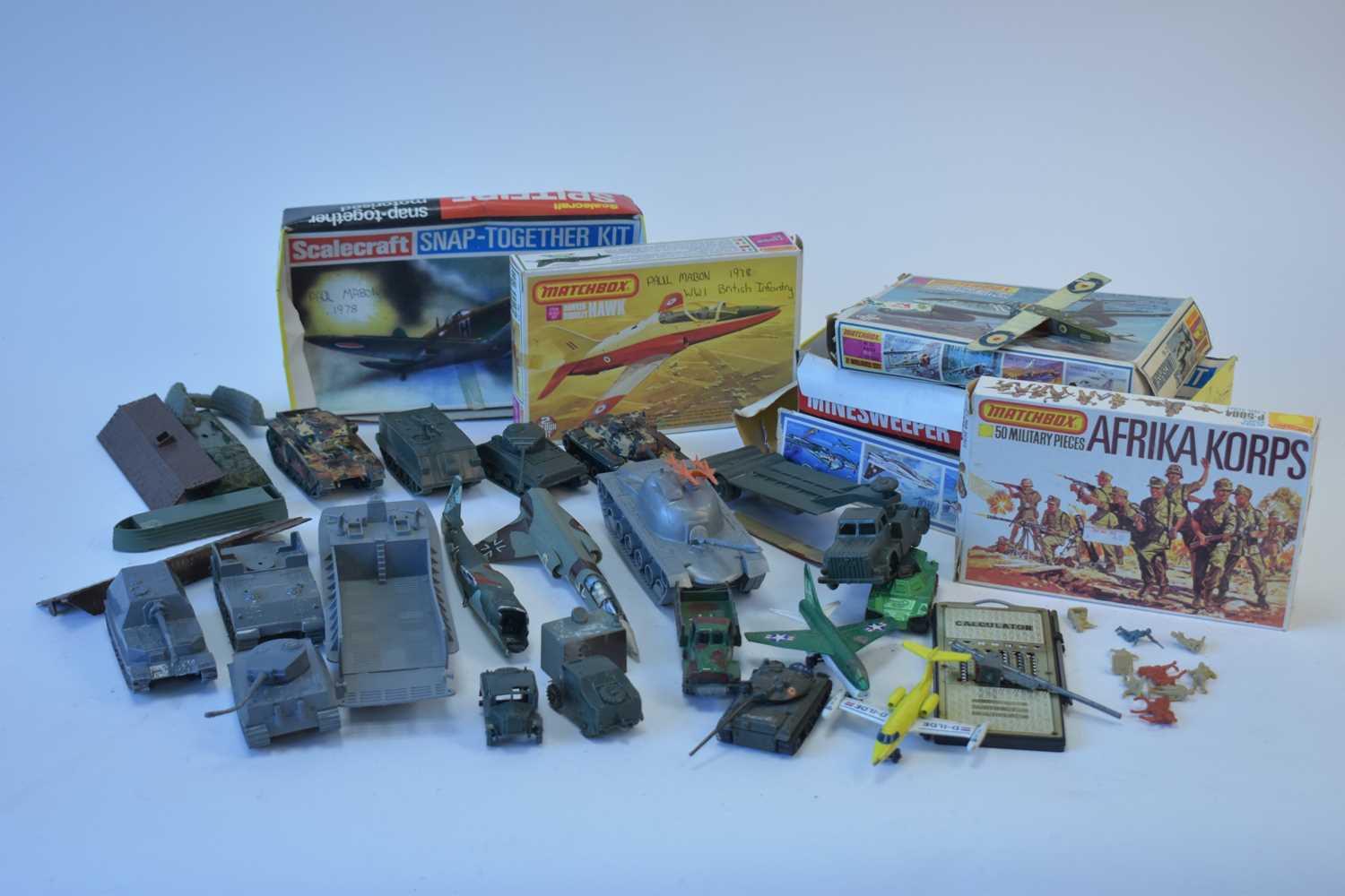 Lot 1120 - An assortment of Airfix and Matchbox plastic military figures etc