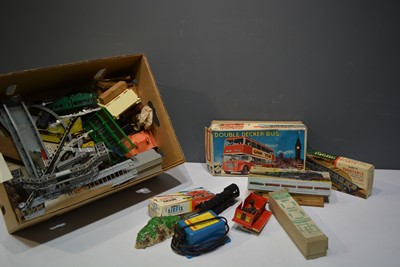 Lot 1212 - Kitmaster, Airfix and other plastic scale buildings and rolling stock