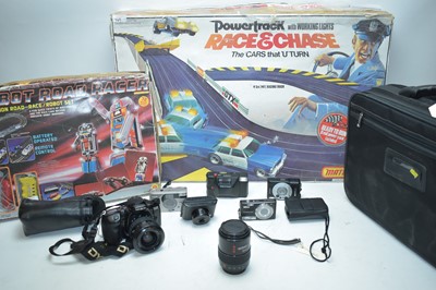 Lot 946 - A Minolta Dynax 500si 35mm SLR camera; with...