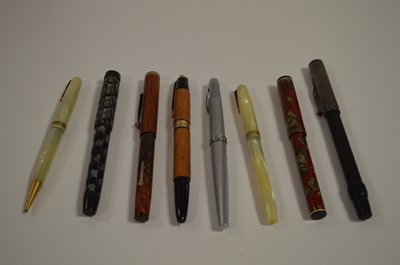 Lot 653 - Eight assorted pens