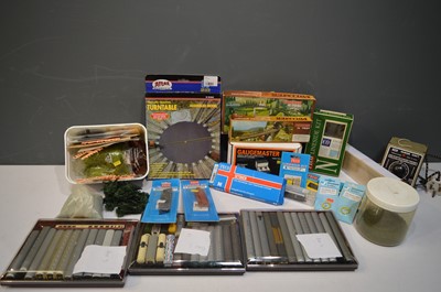 Lot 1300 - Assorted unboxed N scale carriages and wagons