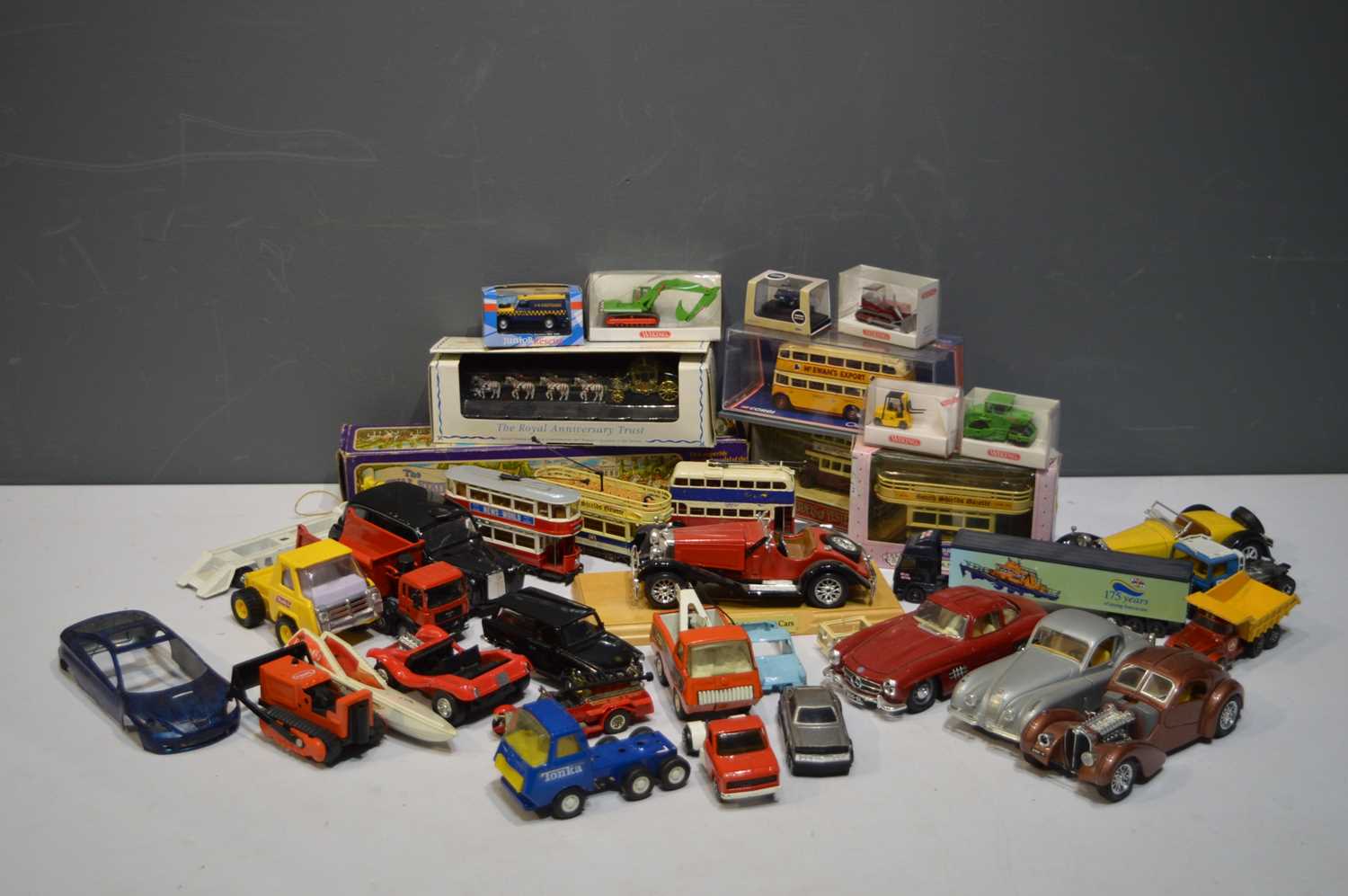 Lot 1301 - Boxed and unboxed diecast models