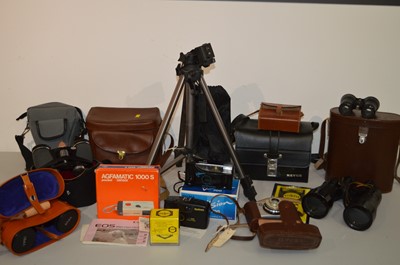 Lot 952 - Four pairs of binoculars; and photographic sundries.