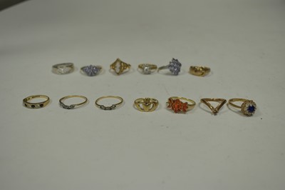 Lot 44 - A selection of gem set rings