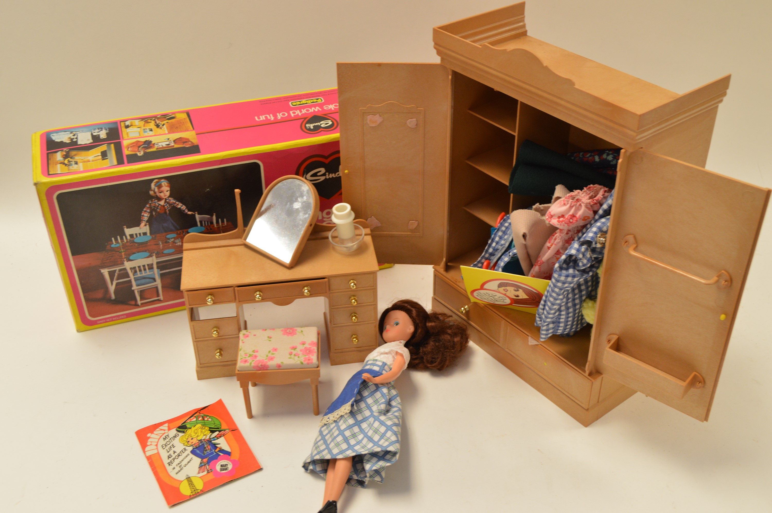 Lot 278 Sindy table and chairs and a Daisy doll with