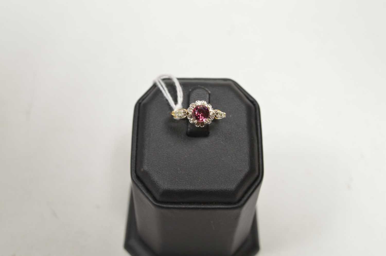 Lot 91 - A garnet and diamond ring