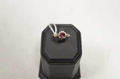 Lot 91 - A garnet and diamond ring
