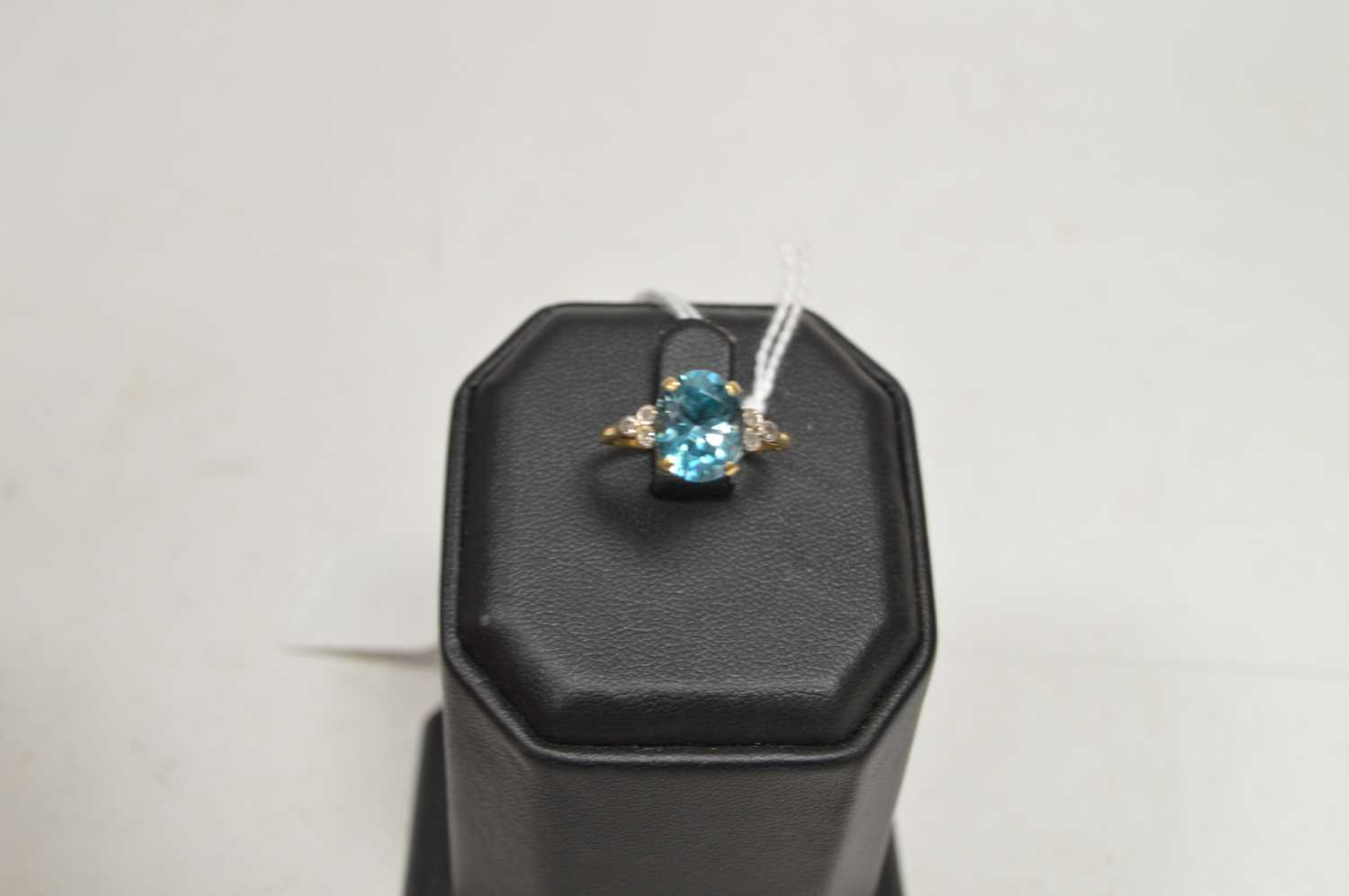 Lot 92 - A zircon and diamond ring